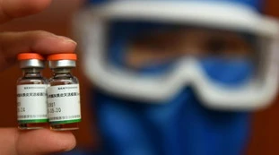 Coronavirus, il vaccino cinese iniettato in tutto il mondo. Ma non c'è mai stato il via libera delle autorità