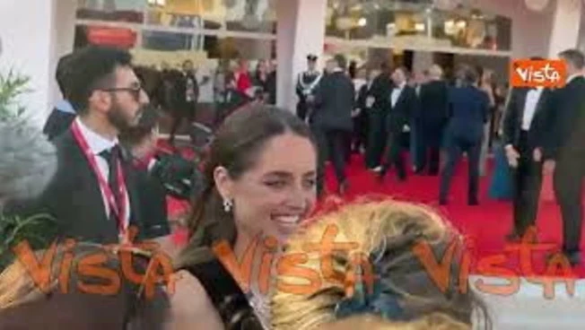 Matilde Gioli arriva sul red carpet di Venezia 83 tra autografi e selfie con i fan