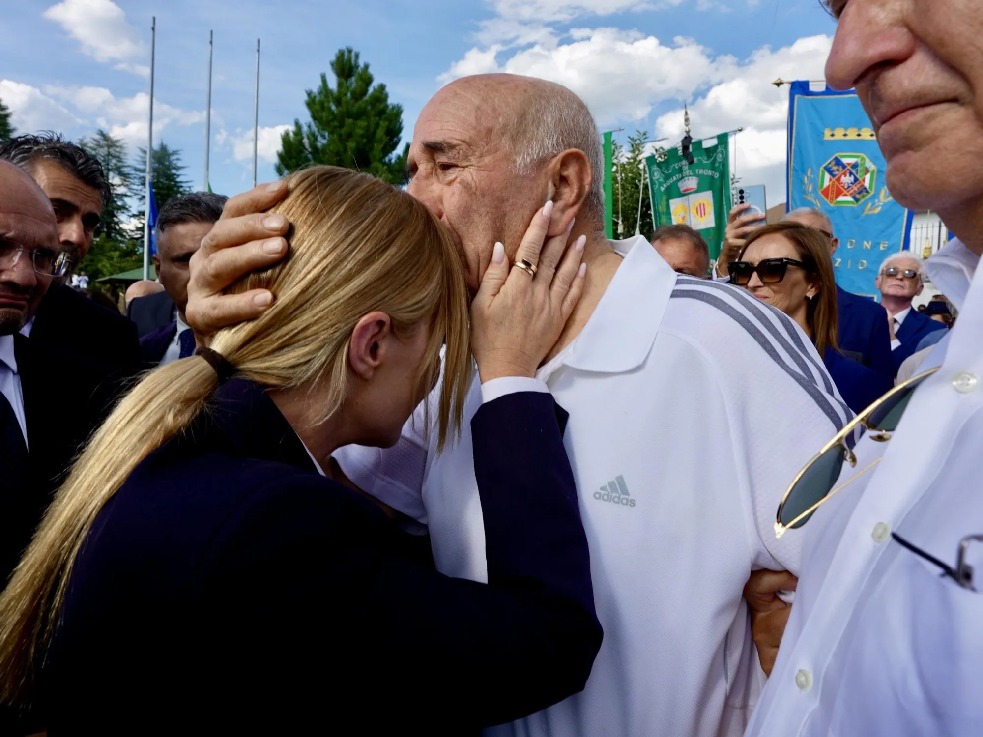 Leggi l'articolo: "Un figurante, bravi...": il fango rosso dopo questa foto. Ma la verità è un'altra: sinistra ko