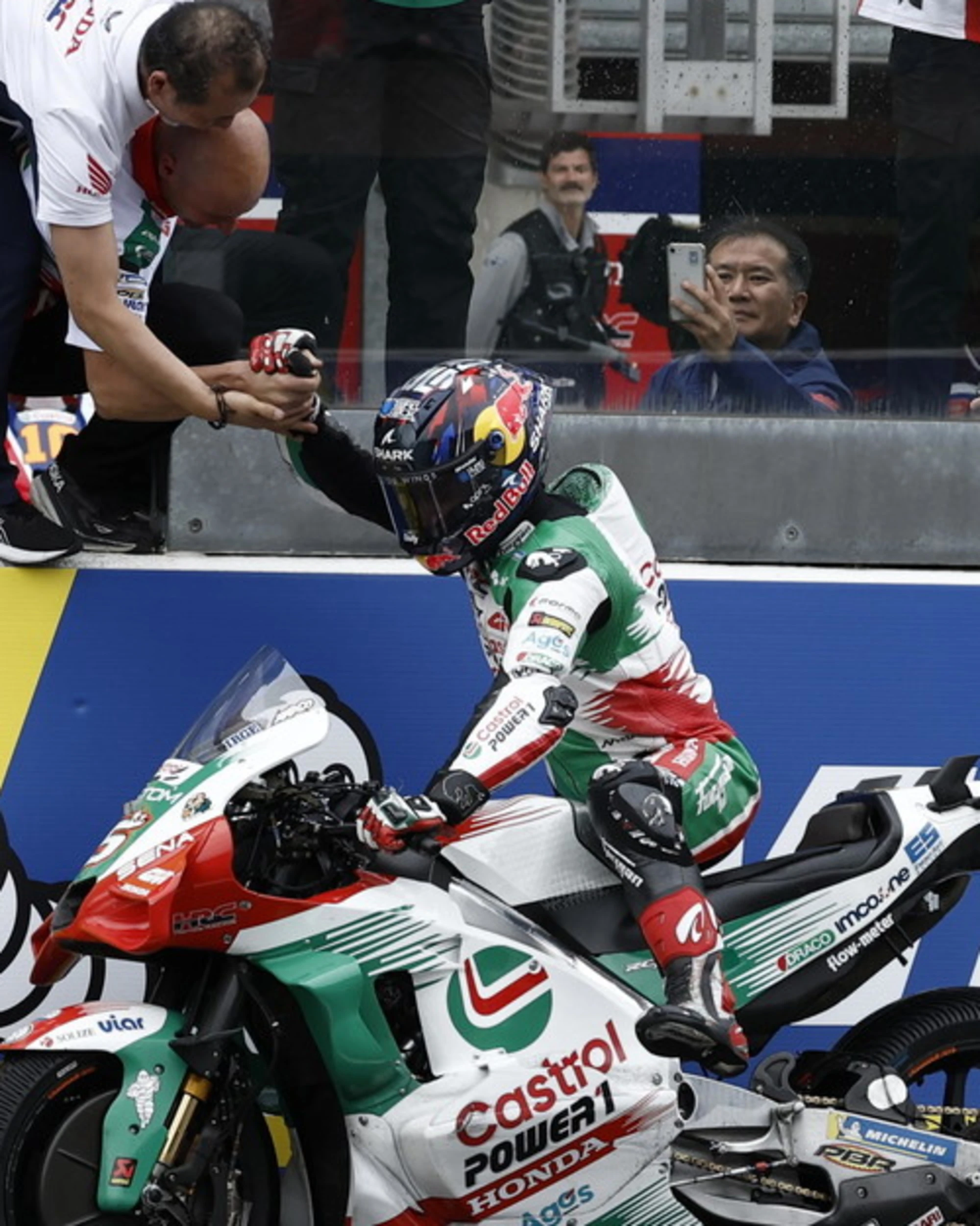 MotoGp, Zarco vince in Francia sul bagnato: Marc Marquez 2°, Bagnaia fuori da zona punti