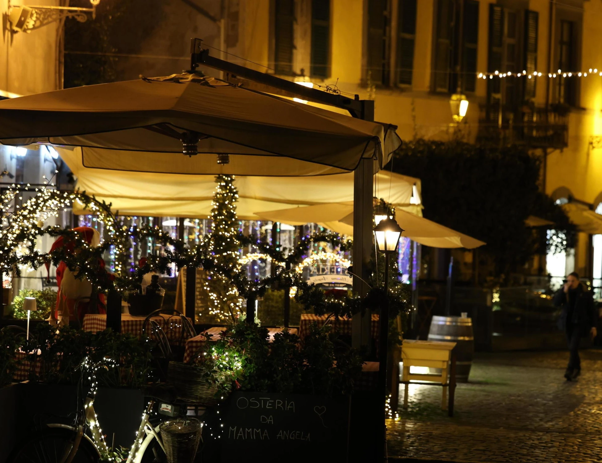 Alberi già fatti e luminarie: con il Natale in anticipo ora si sta esagerando