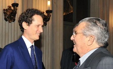 Carlo De Benedetti accusa Elkann: "Vende i giornali per tenersi lontani i magistrati"