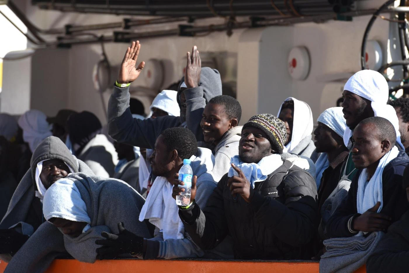 Libia, la denuncia: "Irruzione delle forze armate sul barcone di immigrati, di loro non si sa più nulla"