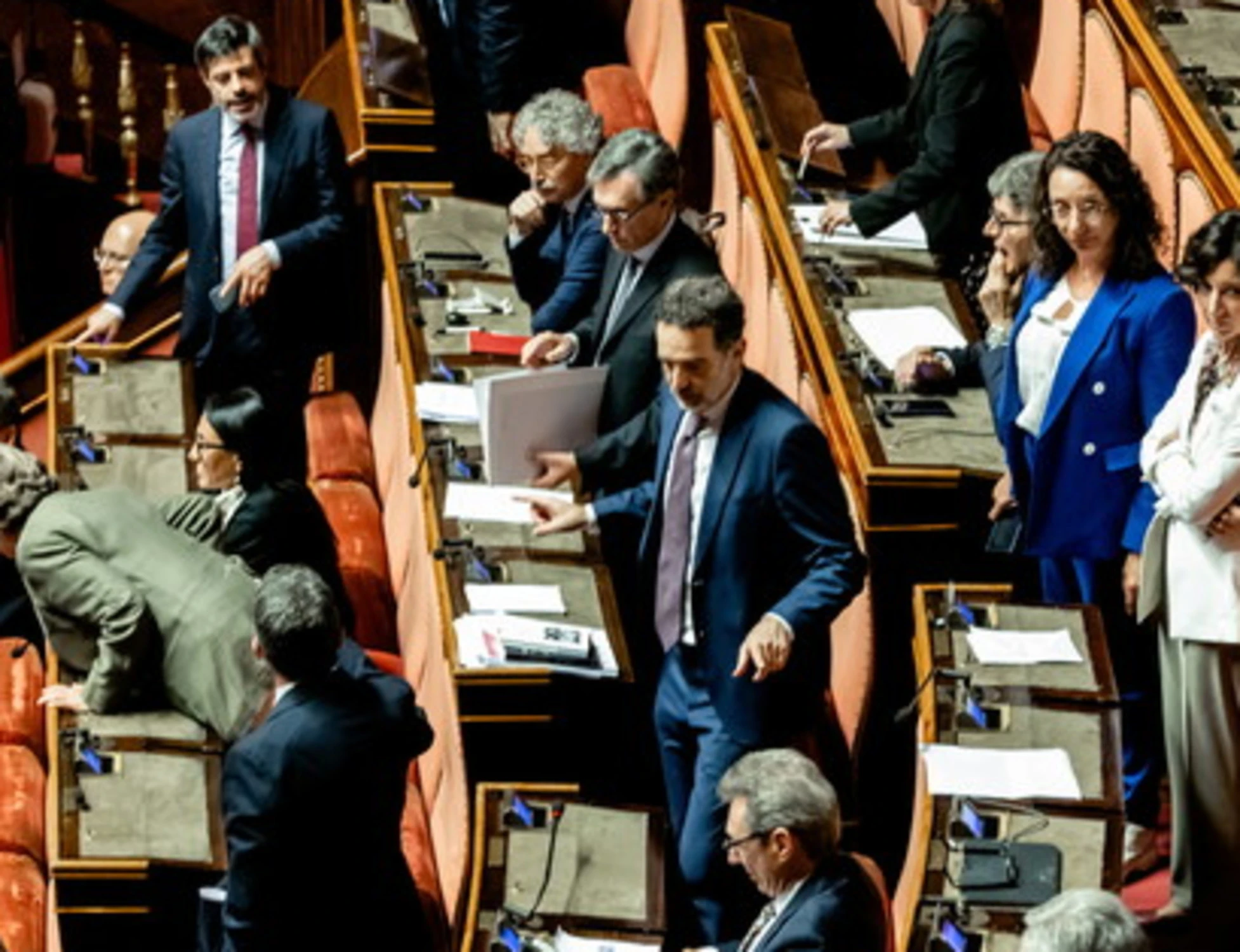 Meloni, chi sono i senatori del Pd che l'hanno applaudita in aula: il caso politico che travolge Schlein