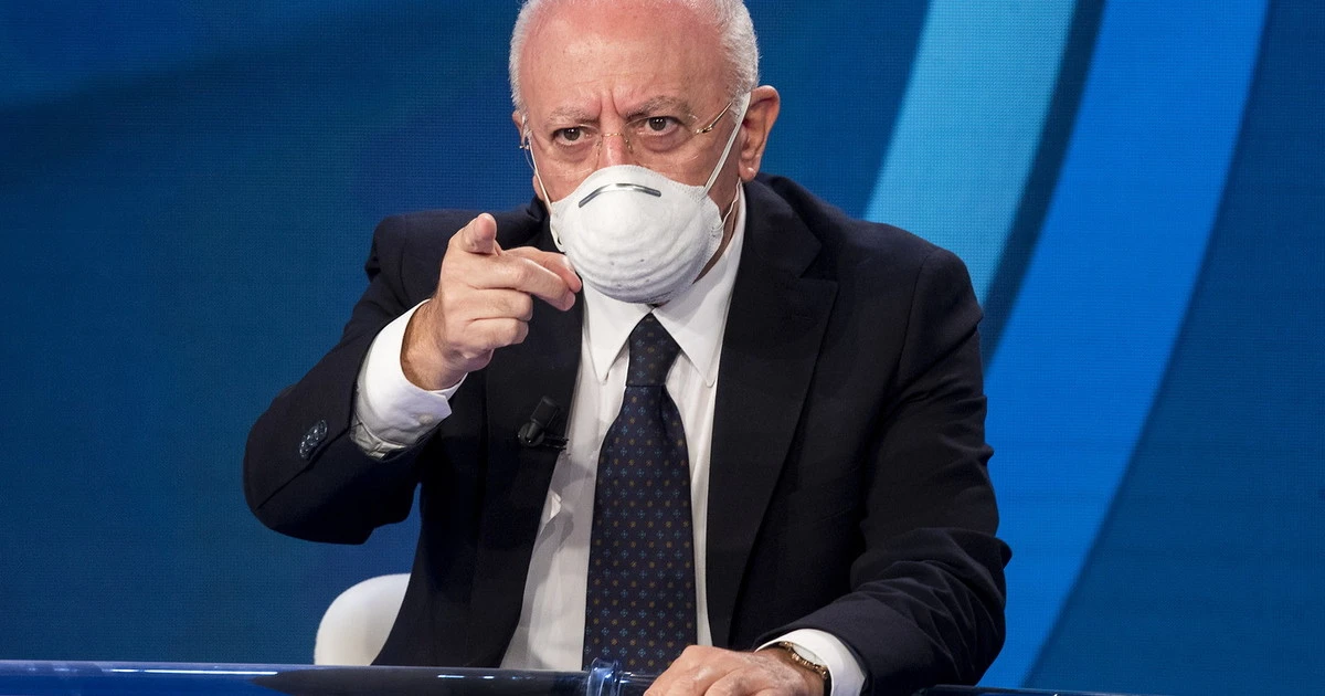 Natale, Vincenzo De Luca se ne frega del governo Conte: "Natale e Capodanno? Non esistono", nuova ordinanza