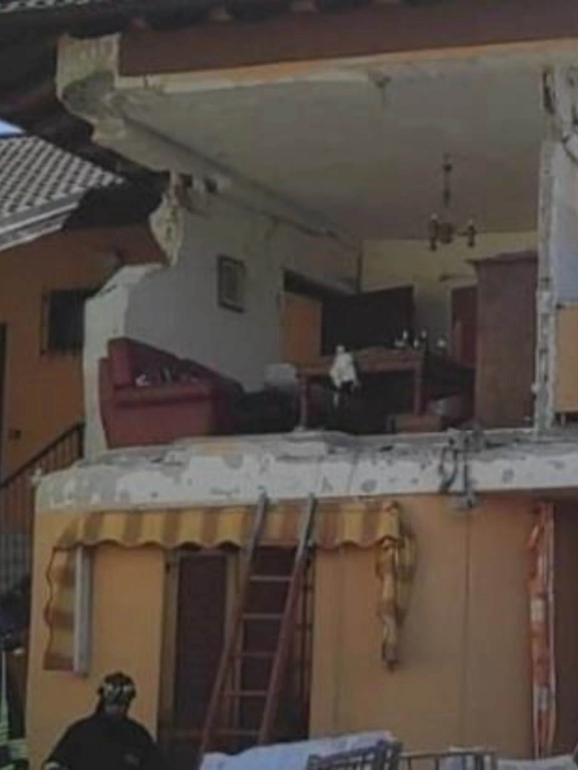 Villanterio, villa sventrata da un'esplosione: tutti in salvo