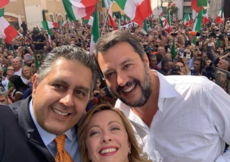 Salvini-Meloni-Toti, selfie sovranista dalla piazza in protesta: un diluvio di bandiere italiane