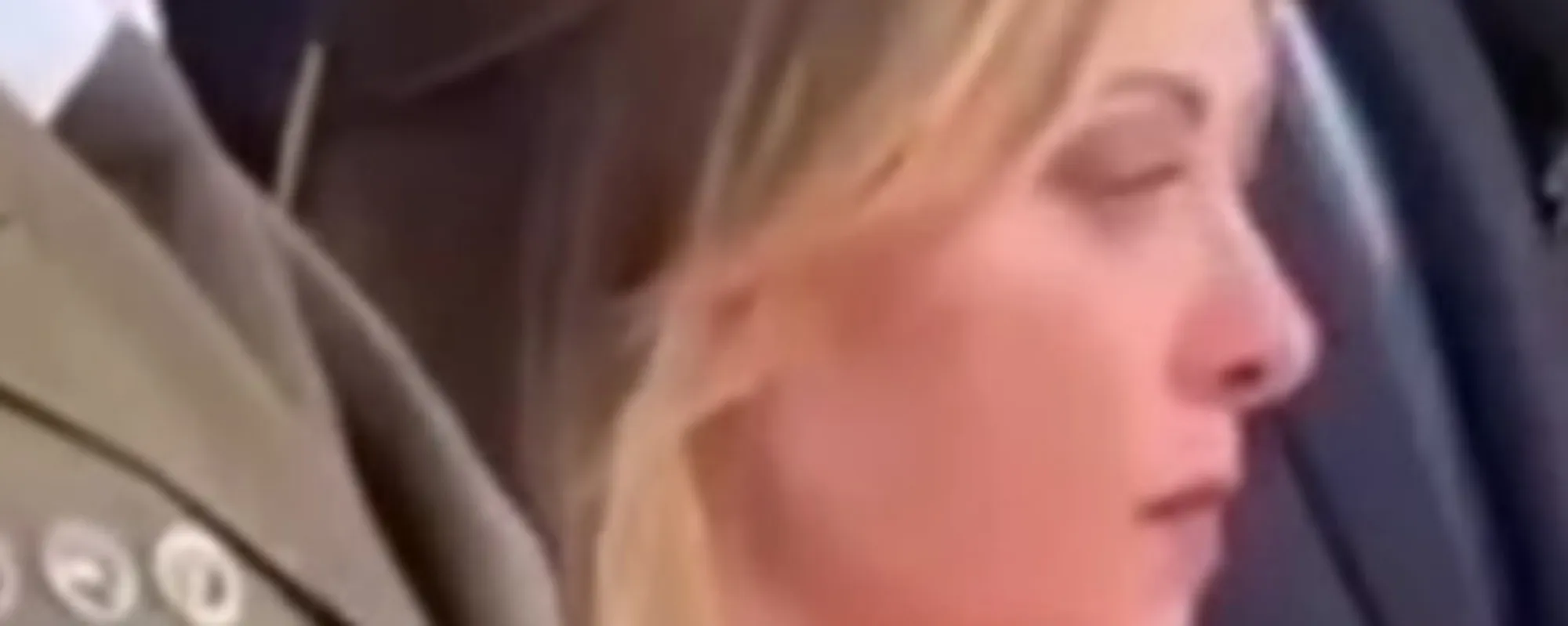 Leggi l'articolo: Suonano l'Inno e Meloni piange: italiana vera tra i carabinieri <span style="color: rgb(153, 0, 0);">Video</span>