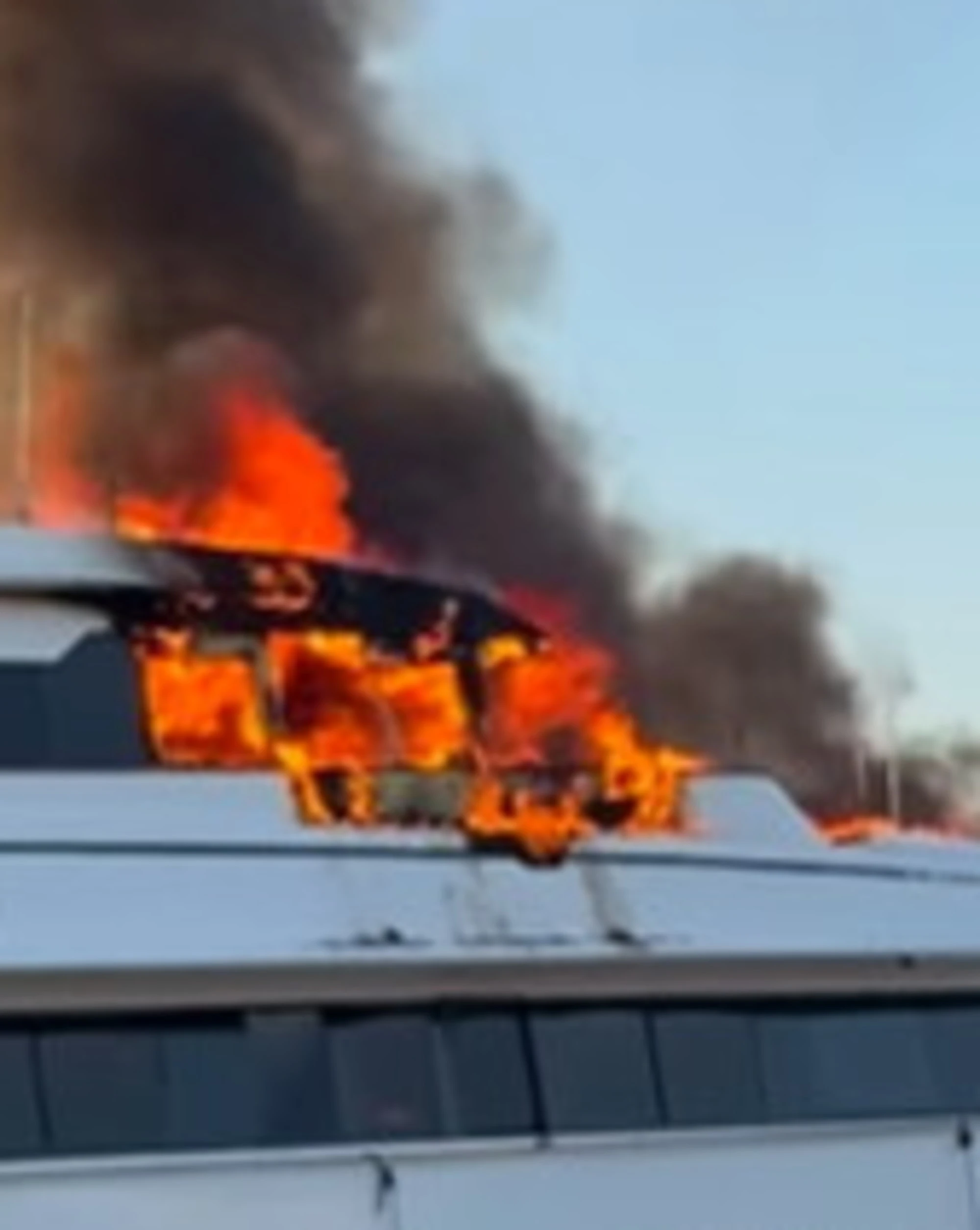 Saint Tropez, il superyacht brucia: milioni di euro in fumo