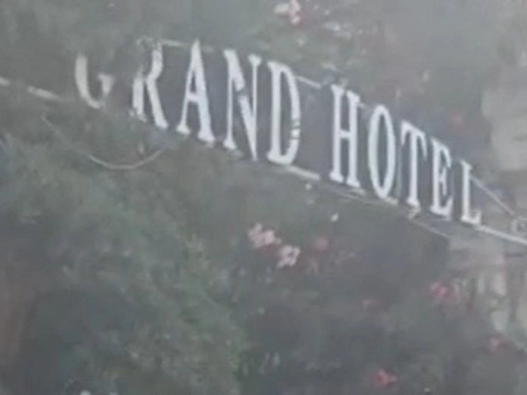 Riccione, clamoroso: "Tutti via subito". Ospiti cacciati, la Gdf chiude il Grand Hotel