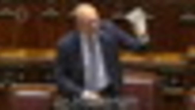 Valditara a opposizione: "Sfruttate femminicidi", è caos alla Camera