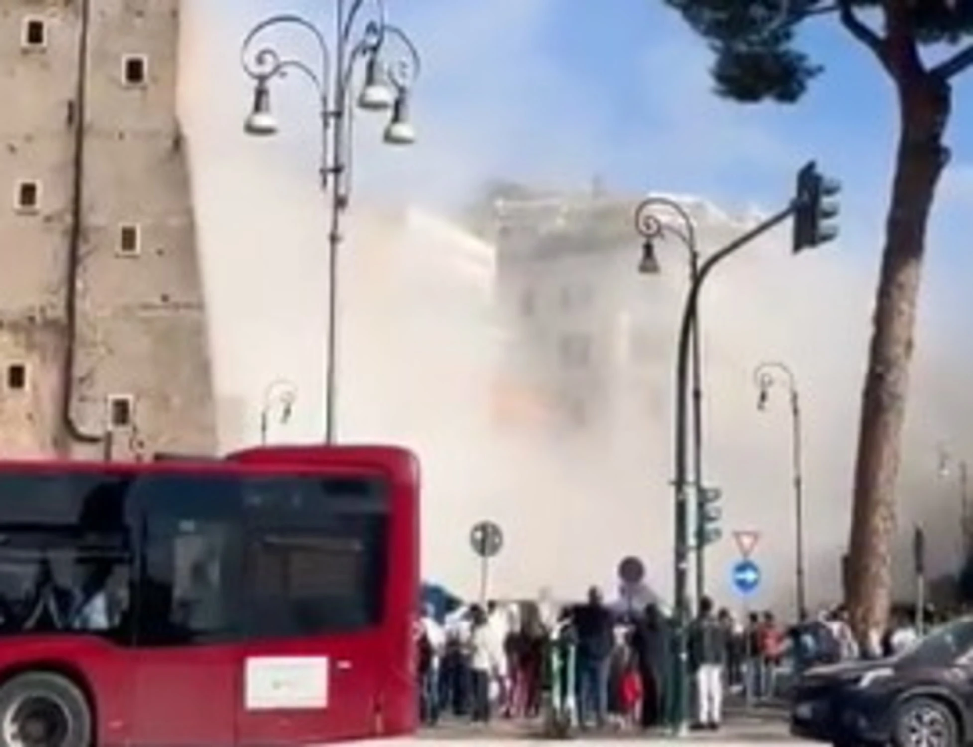 Roma, crollo di una parte della Torre dei Conti: paura ai Fori Imperiali