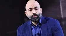 Saviano con i contestatori che minacciano la Meloni: "È il regime fratellista"