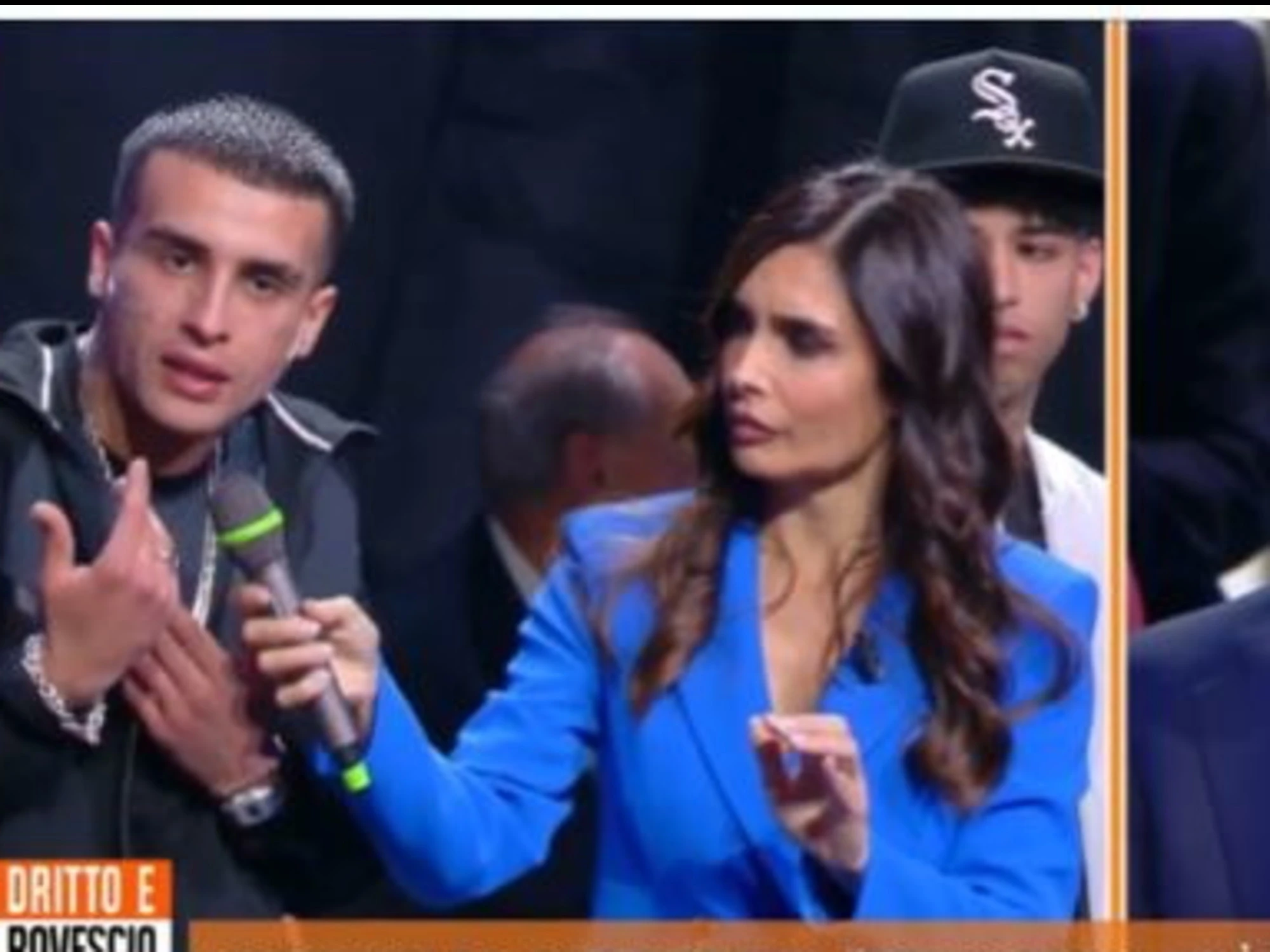 Dritto e Rovescio, il maranza: "Io giro col coltello", si ferma lo studio