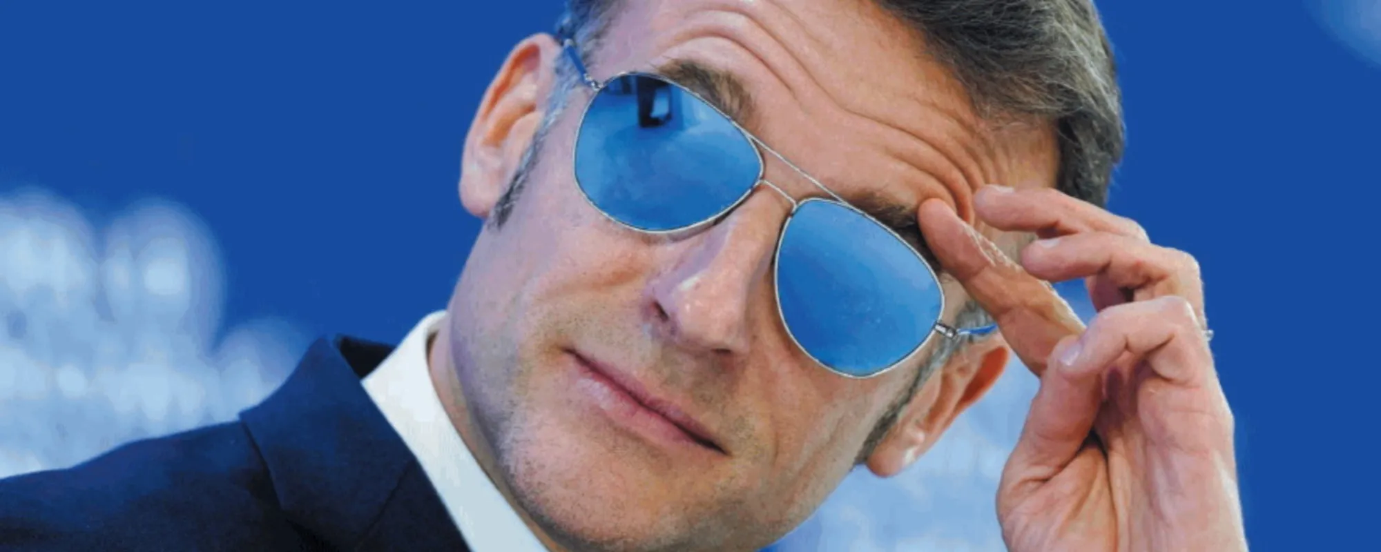 Macron a picco insieme agli occhiali: presidente-sciagura