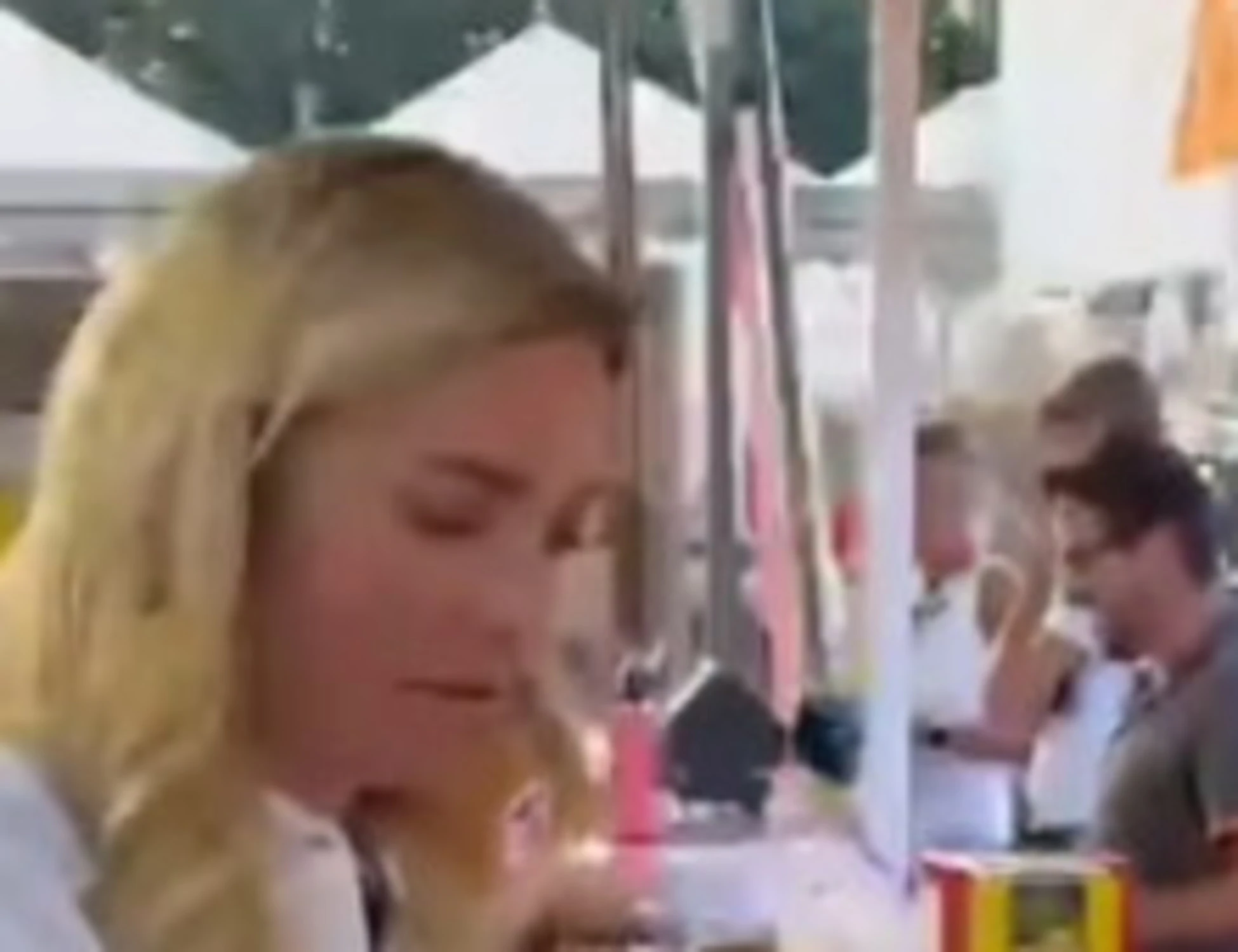 Silvia Salis alla Festa dell'Unità: la foto che scatena il sospetto nel Pd