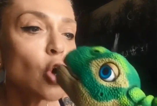 Paola Barale incinta? Spunta una foto compromettente: quel brutto dubbio su Raz Degan