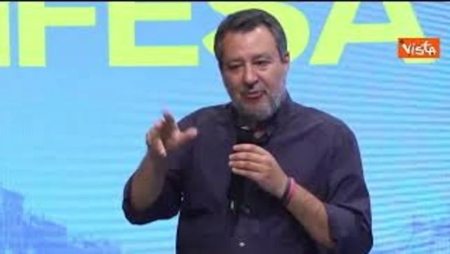 "Matteo, Matteo", Salvini accolto da applausi e cori all'evento della Lega sulla Manovra