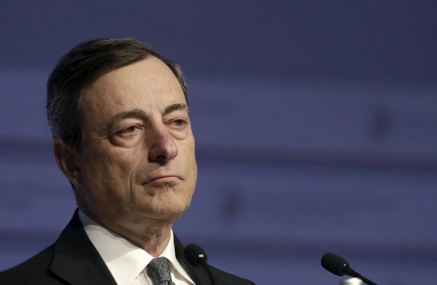 Matteo Renzi terrorizzato da Mario Draghi: mister Bce è l'unico uomo che può far crollare il governo (premendo un pulsante...)