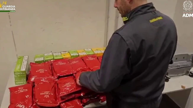 Sequestrati oltre 1.000 chili di sigarette e melassa di contrabbando a Malpensa