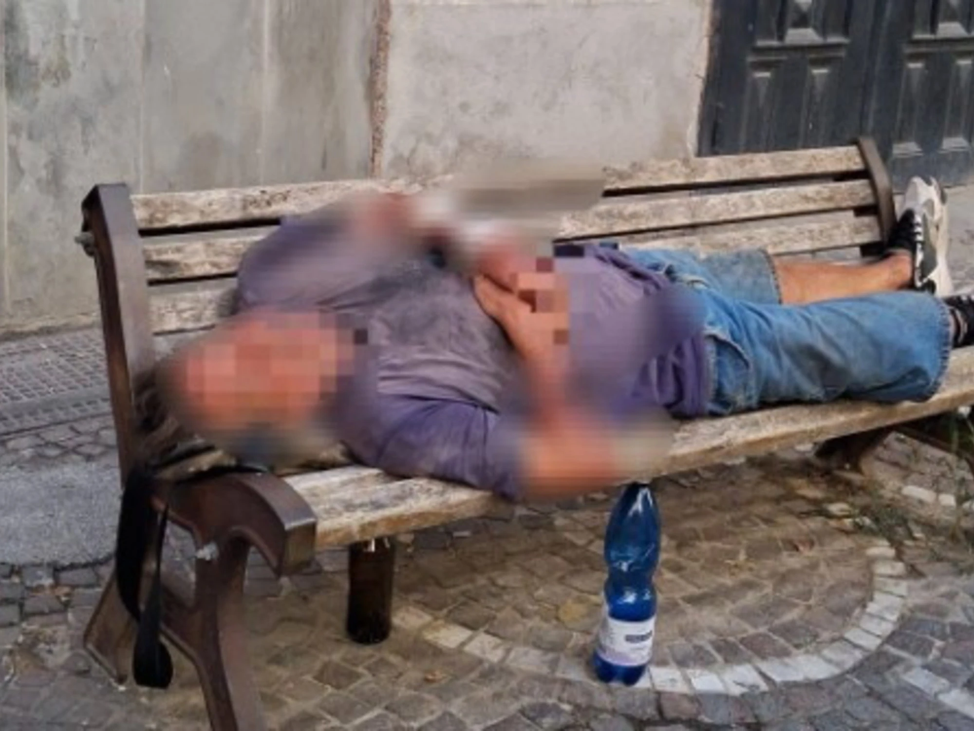 L'ex stellina del Napoli ridotto a clochard: la foto sconvolgente sulla panchina