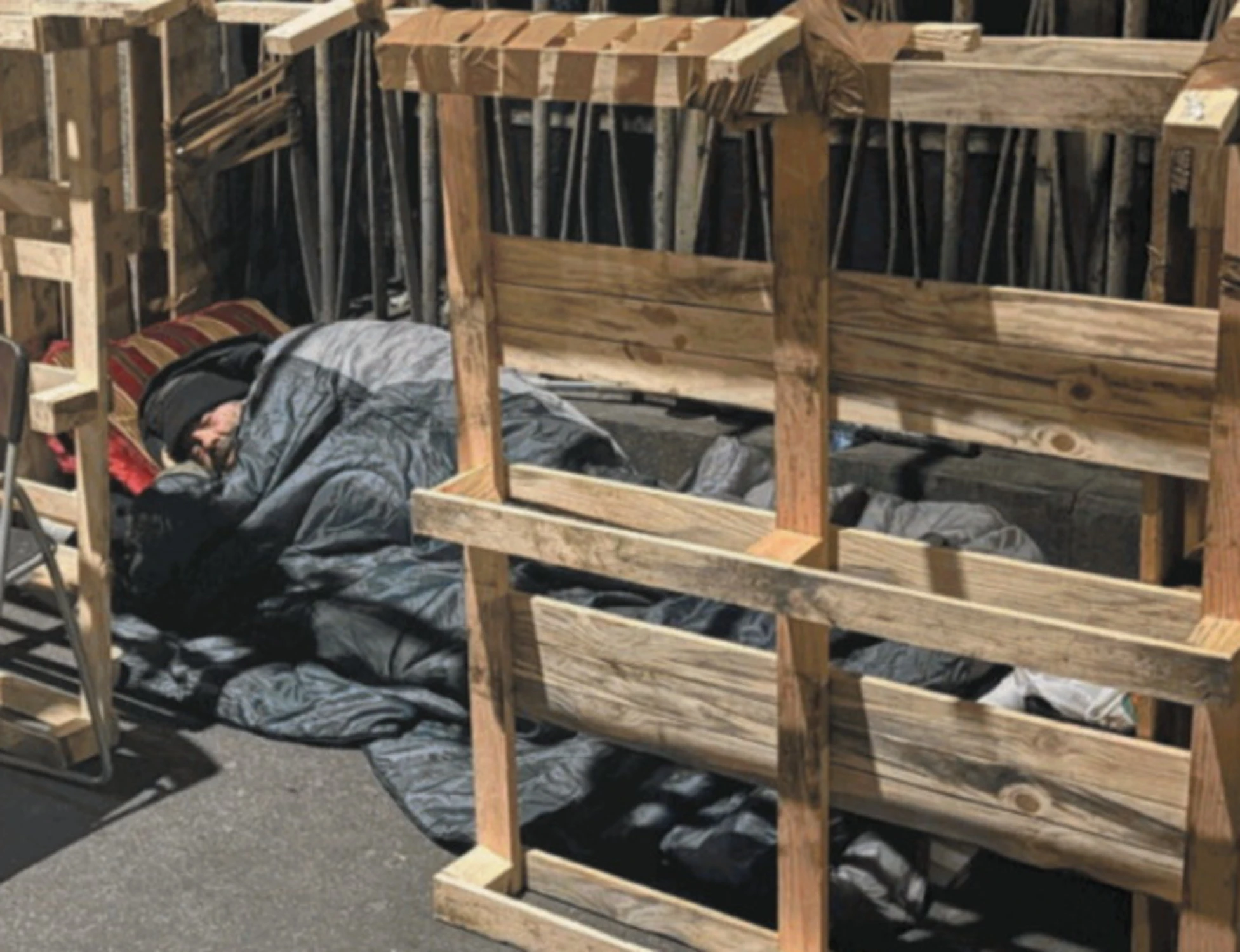 Milano, gli irriducibili della strada e i "nuovi poveri" eleganti: una notte con i clochard