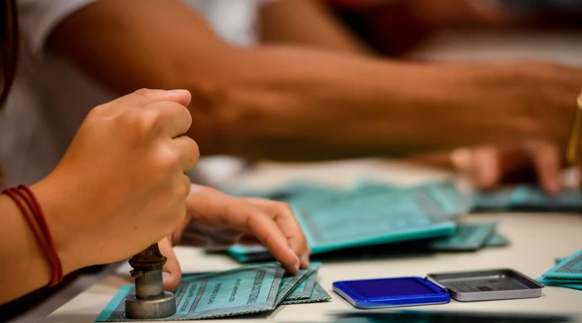 Elezioni, "all'estero votano anche i morti": spuntano documenti-choc