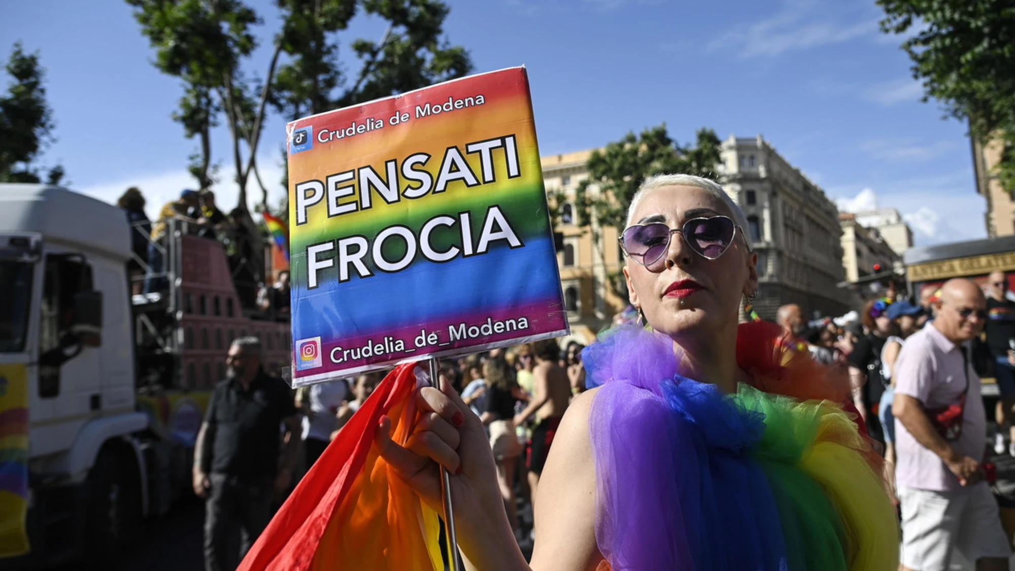 Ue, svolta sulle unioni civili: cosa cambia se il partener vive all'estero