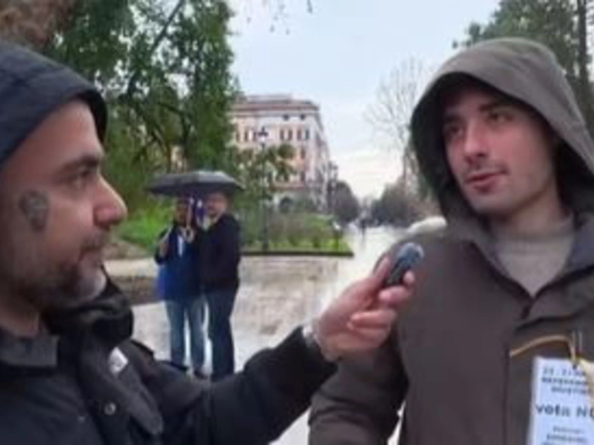 "Perché voto No?": sguardo perso e imbarazzo, la figuraccia rossa in un video 