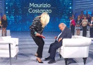 Domenica In, Mara Venier a Costanzo: "Sono tutta bagnata"