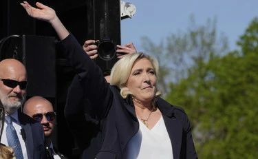 Francia, che "vaffa" a Marcon: al voto sbanca Marine Le Pen