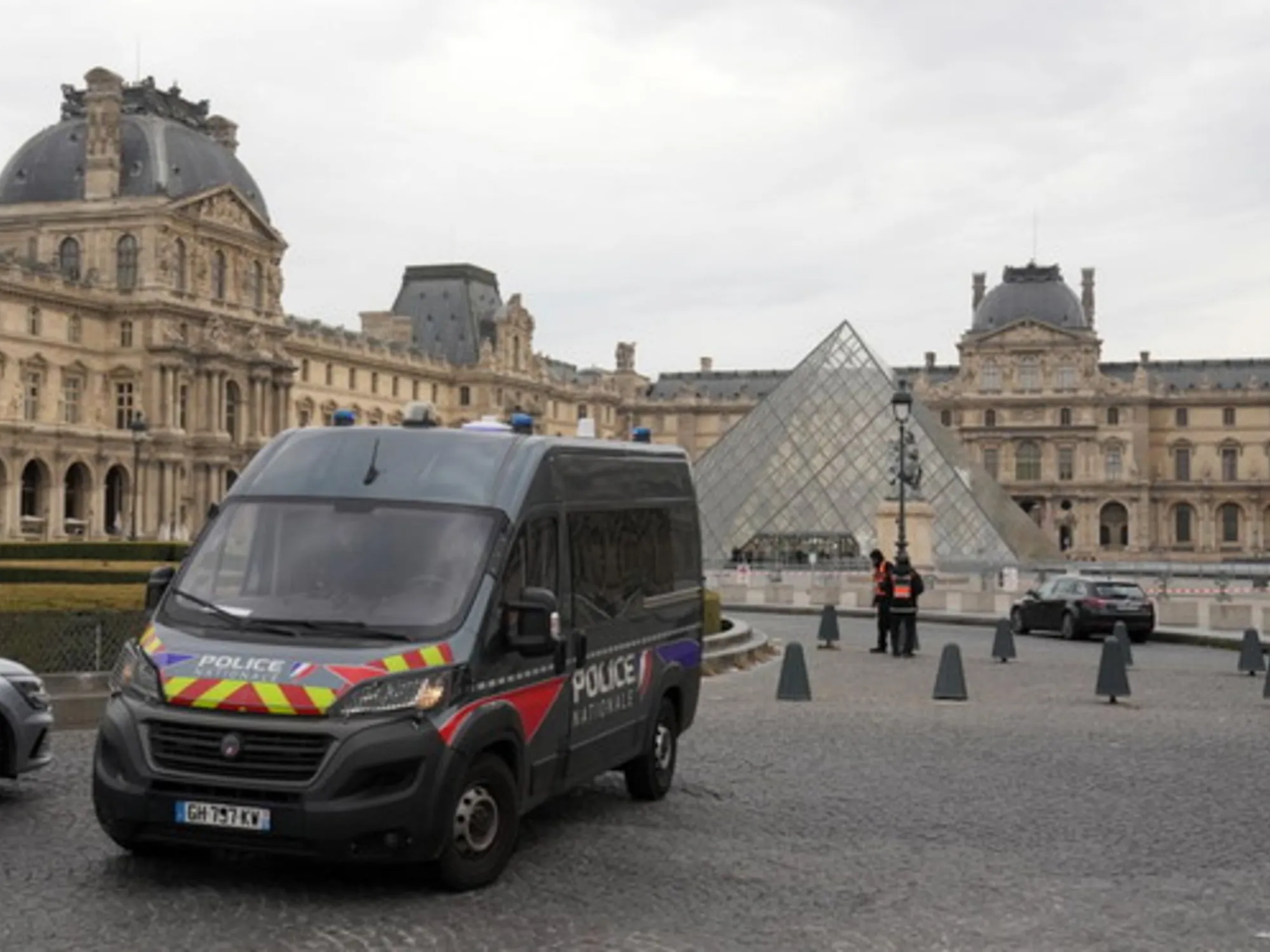 Leggi l'articolo: &quot;Telecamere, violate le norme&quot;: bomba sul Louvre