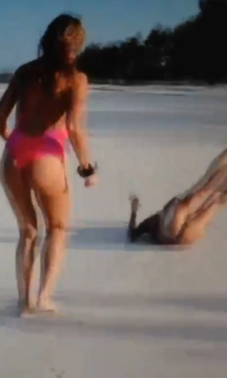 Elena e Melissa, vacanze porno: lotta sexy in spiaggia/FOTO&VIDEO