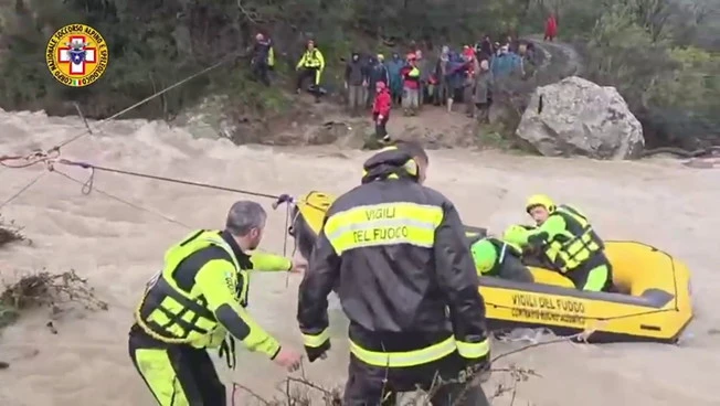 Maltempo, tratti in salvo 32 turisti rimasti isolati nel Messinese: le immagini