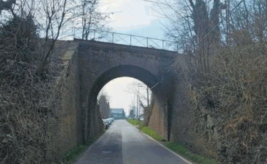 Sassi sulle auto in corsa, choc: chi c'è dietro il gioco "scaccia noia"