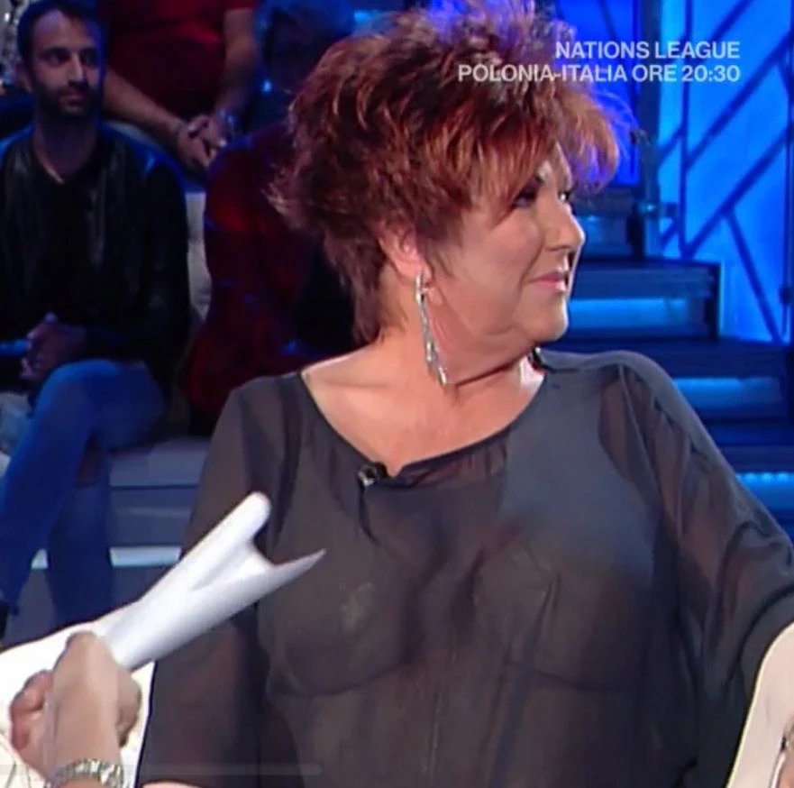 Domenica In, Orietta Berti da Mara Venier col vestito trasparente. Seno di fuori nel pomeriggio Rai, sconcerto