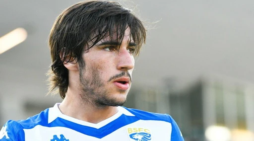 Il Milan piomba su Sandro Tonali: una inattesa e pesantissima offerta per fregare l'Inter