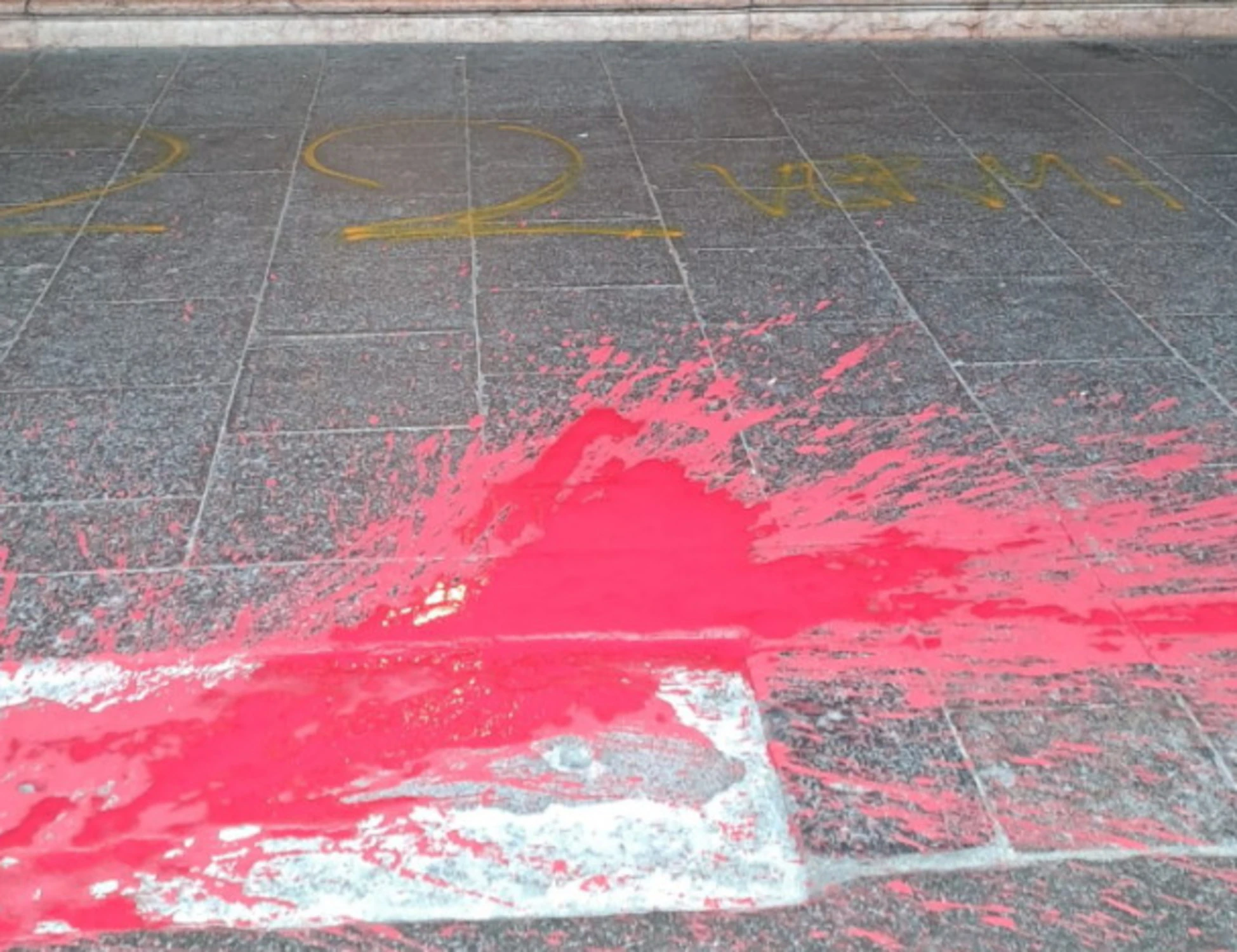 Bolzano, odio rosso contro il centrodestra: sangue e "22 vermi"