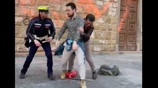 Dario Nardella, rissa con l'attivista: "Ma che ca*** fai?"