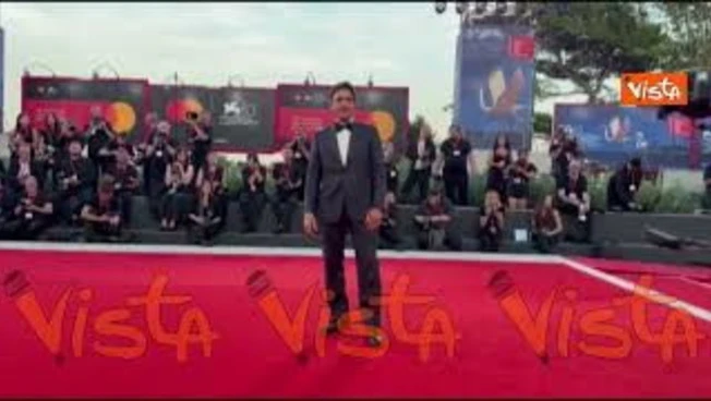 Venezia 83, Adriano Giannini elegantissimo sul red carpet del film "L'estranea"
