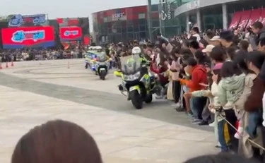 Cina, la poliziotta investe i bambini con la moto: la sua reazione choc