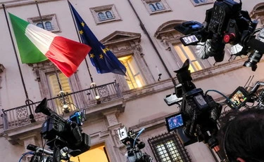 https://media.liberoquotidiano.it/oyUUI7fdJJQjv1Ph6bzz_vowPFbOJelsNEoNvjWtab8/width:800/quality:90/aW1hZ2VzLzIwMjUvMTAvMTQvMTY0OTUyMzc5LTE5OWVhNGZlLTFhZTMtNDNkZi1hYzliLWZiZjZjN2I0YzQzNy5qcGc.webp