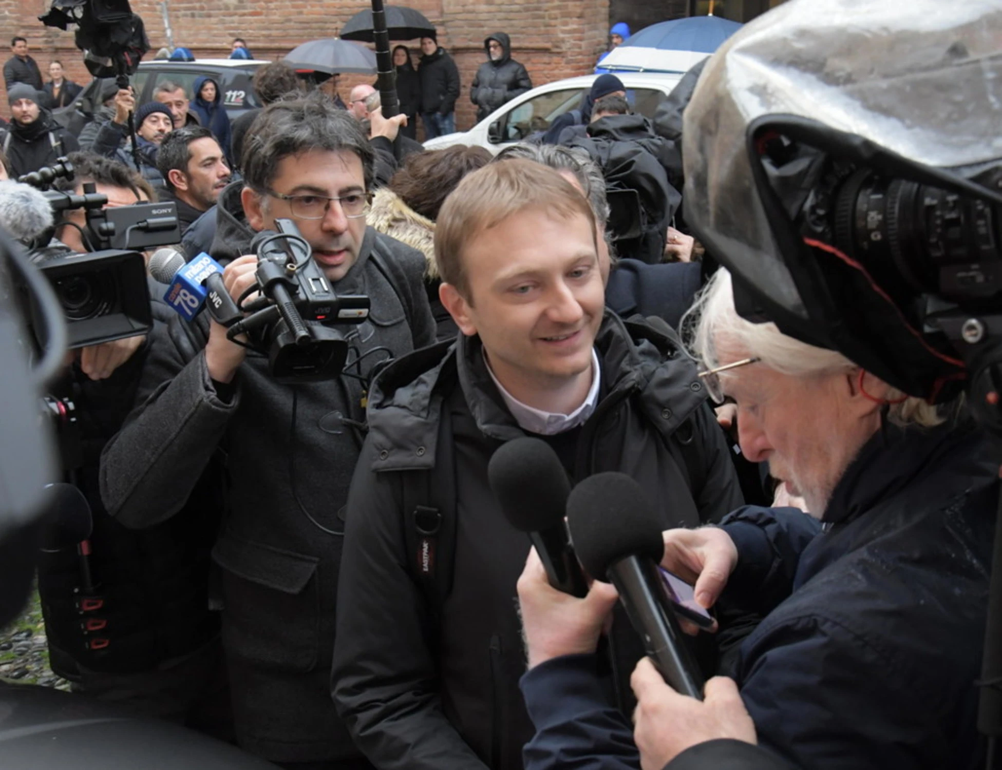 Alberto Stasi si presenta a Pavia, uno choc: come lo accolgono i Poggi