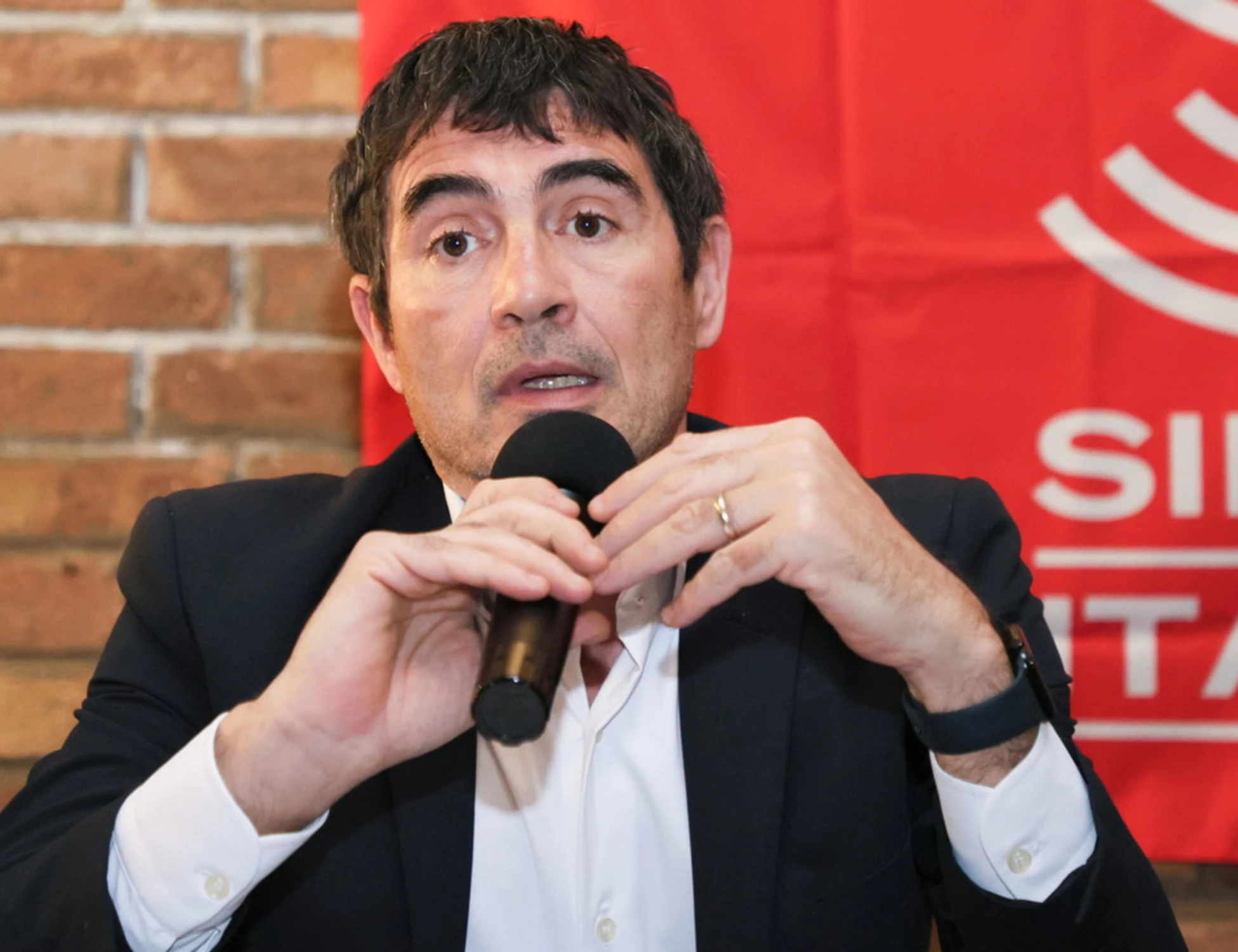 Meloni, Rama s'inginocchia? Fratoianni impazzisce: "Foto scambio interessi"