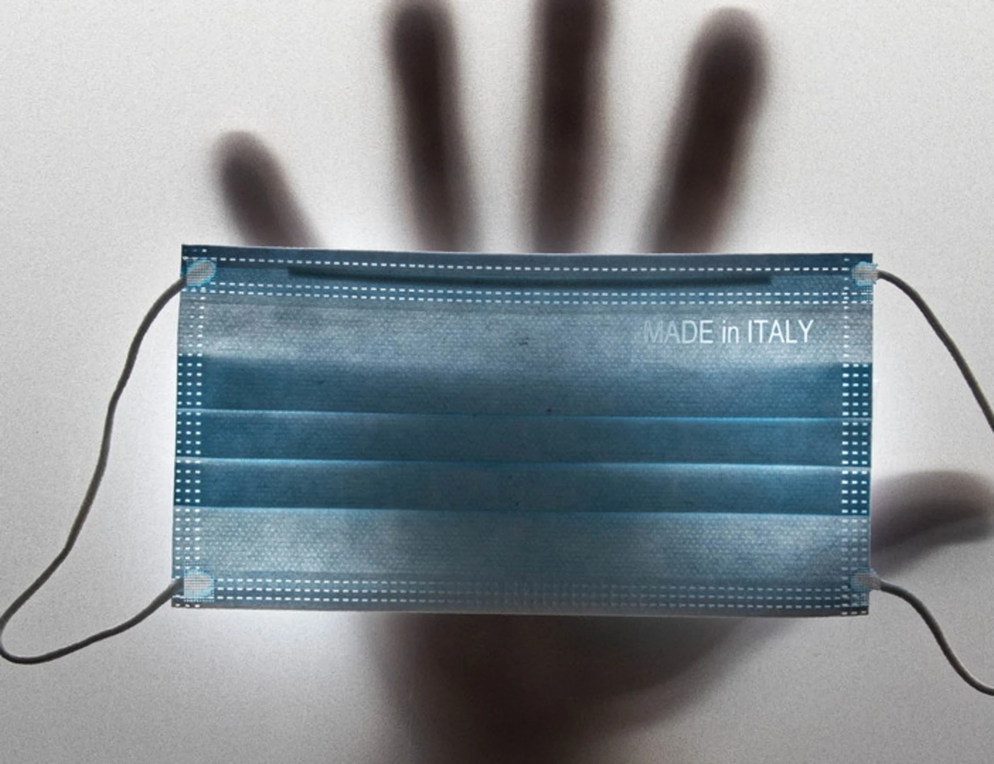 Covid, il groviglio di laboratori per intricare i controlli sulle mascherine fallata