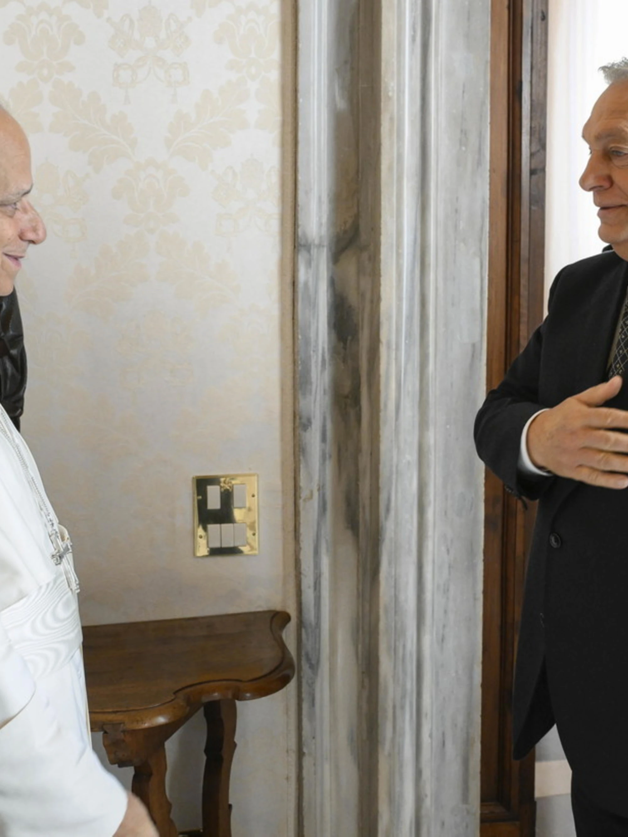 Orbán dal Papa e da Meloni mentre l’opposizione strilla
