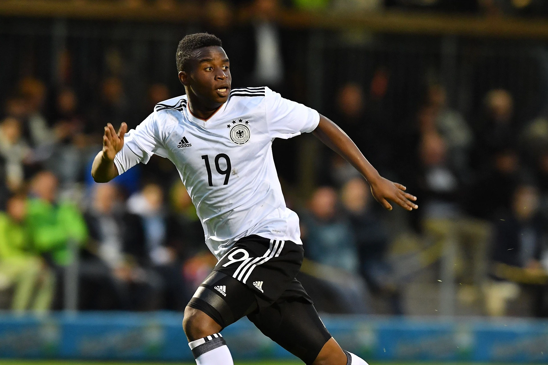 Youssoufa Moukoko, il fenomeno del Borussia è già milionario: come ha fatto, a 14 anni