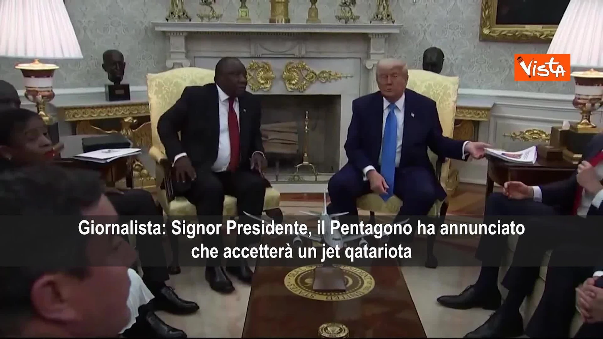 Donald Trump caccia il giornalista: "Non ha le carte in regola, lei è pessimo"