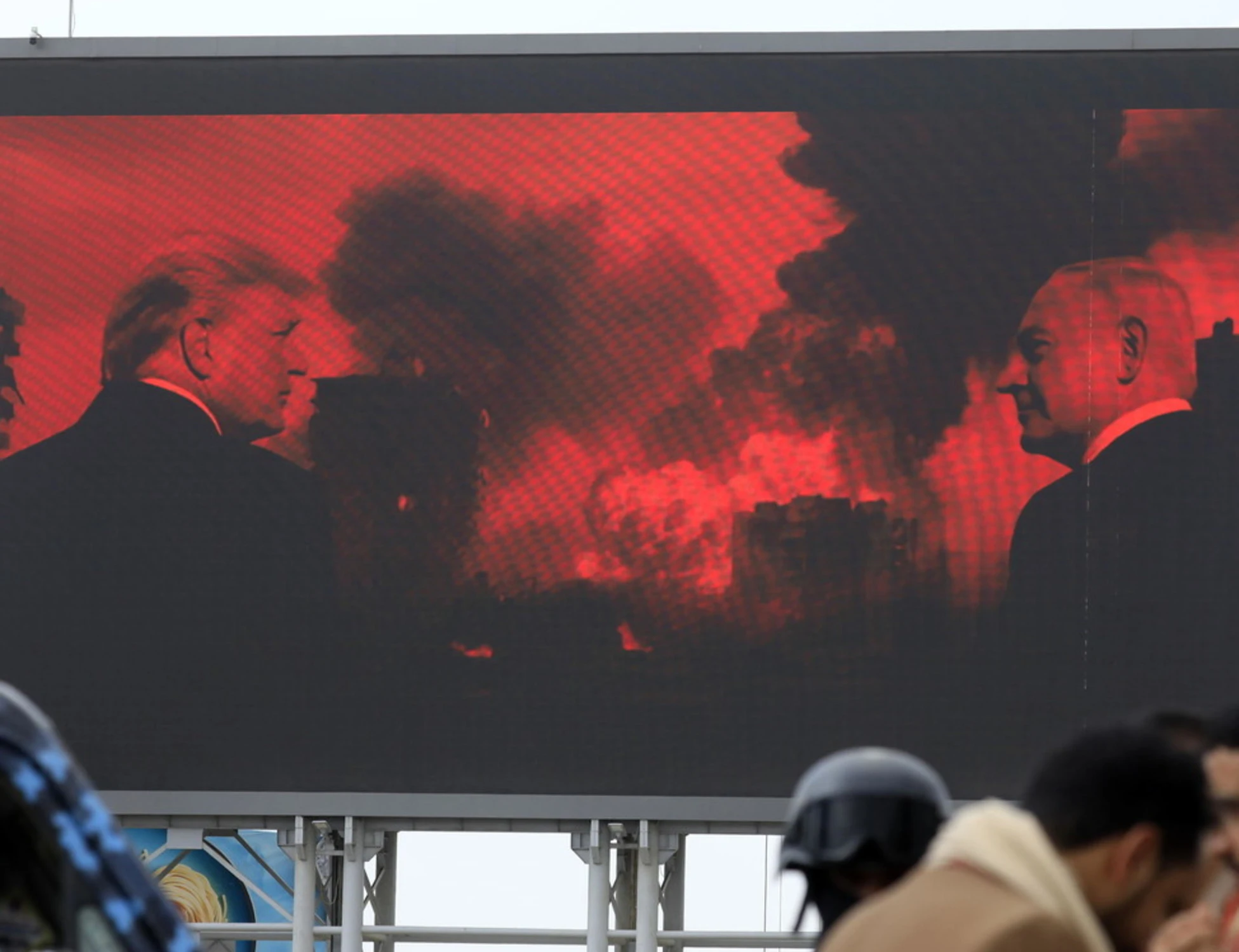 Trump minaccia di bombardare l'Oman. Gaza, è braccio di ferro con Israele