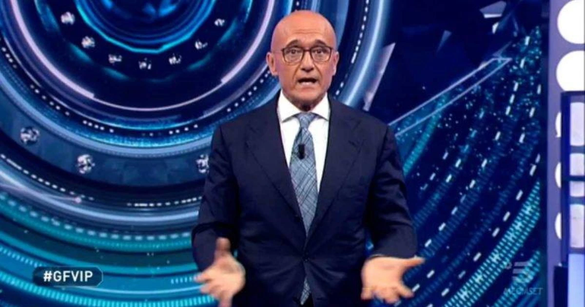 Grande Fratello Vip, struggente Alfonso Signorini: "Uno show cazz*** mentre la gente muore"